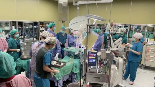 41歲婦遇罕見羊水栓塞「瀕臨腦死」！醫護跨科搶命　成功救回母女
