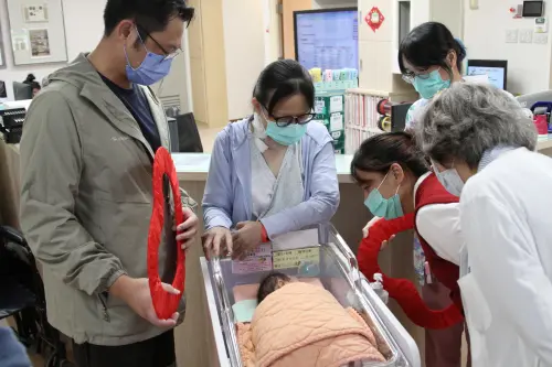 ▲▲花蓮一名41歲的個案原先準備生產，卻在剖腹產過程中突然遇到罕見的「羊水栓塞」，醫院跨科將患者從鬼門關搶回命，且母女均安。（圖／門諾醫院提供）