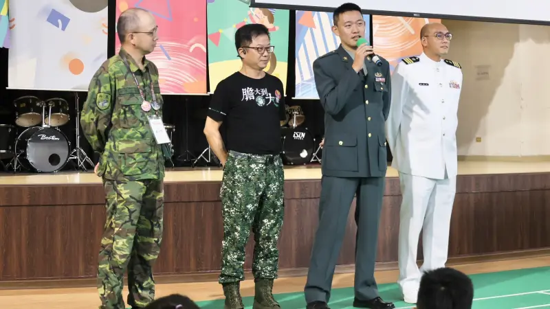 ▲ 新上國小向軍人致敬，台灣超人放映會也邀請高年級學生擔任軍職的家長到場同樂，分享他們在軍中生涯，了解與感謝他們保衛國家的辛勞。（圖／高市府教育局提供)