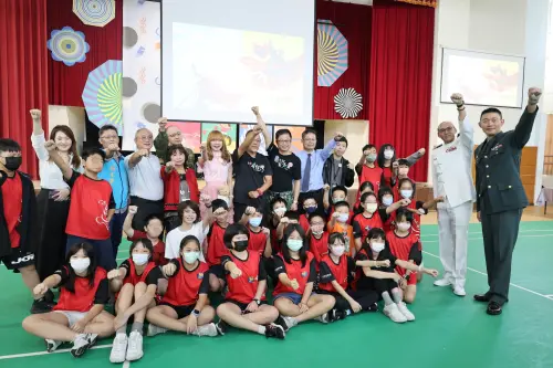 ▲ 九三軍人節當天，左營區新上國小在學校活動中心與導演曲全力欣賞首場校園包場播映的「台灣超人」紀錄片。（圖／高市府教育局提供)