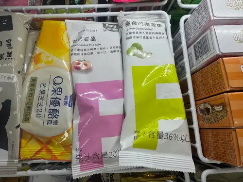 ▲FAMI 雙重莓果雪酪冰棒／蘋果蜜酪冰棒／蜂蜜柚子雪酪冰棒／蜜桃雪酪冰棒特價29元。（圖／記者鍾怡婷攝）