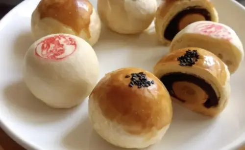 ▲「鐵窗牌蛋黃酥」便宜又用料實在，原先只對內販售，但因在網路上意外爆紅，如今每年中秋節前夕都會開放外界購買。（圖／翻攝自臉書粉專「法務部矯正署彰化監獄」）