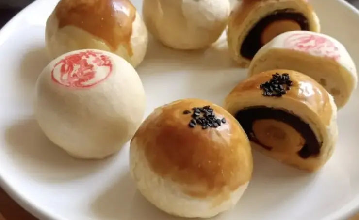 ▲2025年中秋節「全台最難買」的彰化監獄「鐵窗牌蛋黃酥」，今年10萬顆開賣即完售。法務部公開全台「鐵窗牌月餅地圖」，分享22款口味一覽。（圖／翻攝自法務部矯正署彰化監獄FB）