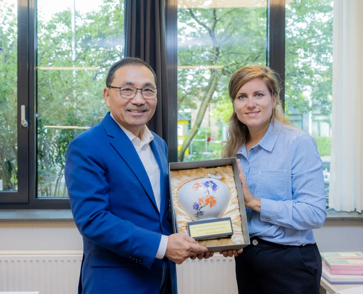 ▲新北市長侯友宜（左）與霍格威村資深顧問Iris van Slooten（右）合影，盼將霍格威村的照護模式引進新北。（圖／新北市政府提供）