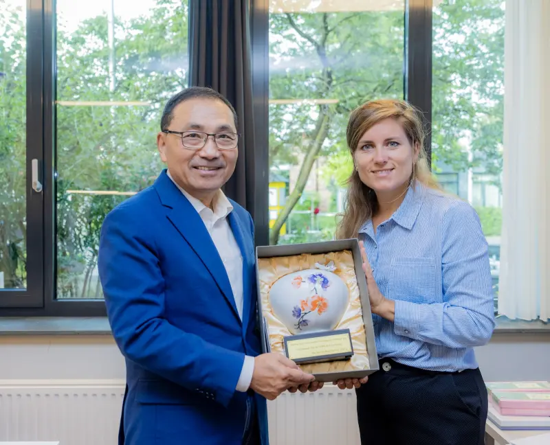 ▲新北市長侯友宜（左）與霍格威村資深顧問Iris van Slooten（右）合影，盼將霍格威村的照護模式引進新北。（圖／新北市政府提供）