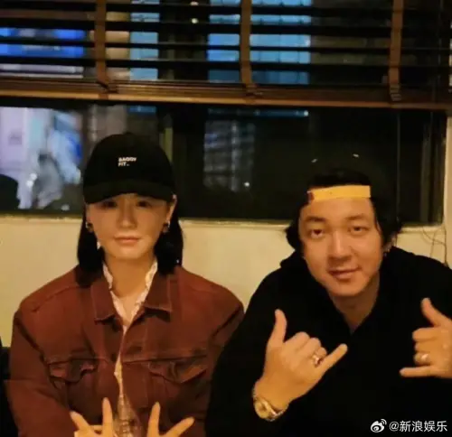 ▲馬思純（左）傳出與小5歲男友張哲軒分手，讓不少粉絲大讚恭喜。（圖／翻攝自微博）