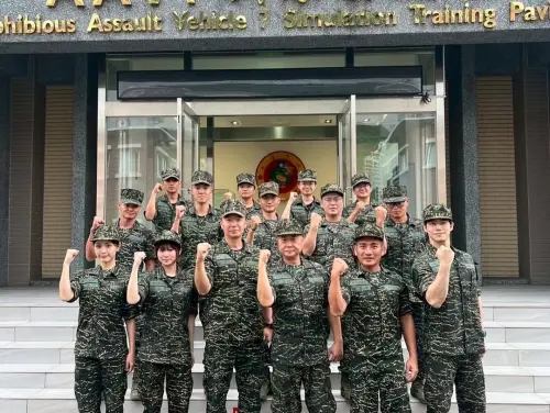 ▲邰智源（前排右3）在IG祝福全台灣國軍：「九三軍人節快樂。」（圖／翻攝自邰智源IG@taitaihome）