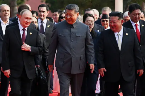 ▲中國九三閱兵前各國來賓在端門合影，中國國家主席習近平（中）、俄羅斯總統蒲亭（左）及北韓領導人金正恩（右）邊走邊聊，漏網對話引發討論。（圖／美聯社／達志影像）