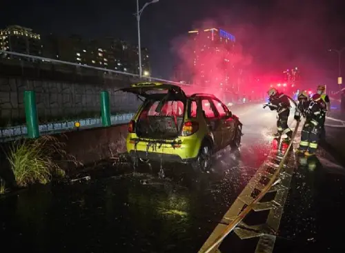 ▲ 新北秀朗橋附近3日傍晚發生火燒車意外，事故發生後，整輛車被燒成焦黑廢鐵。（圖／翻攝畫面）