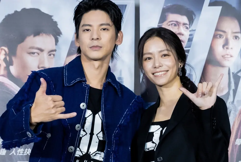 ▲宋芸樺（右）與林柏宏（左）今（3）日出席電影《96分鐘》首映會，宋芸樺又被問到之前說溜嘴劉品言懷女兒的事情，疑被下封口令，這次什麼都不說。林柏宏則曝與舒華私下互動，透露：會邀她看電影。（圖／96分鐘FB）