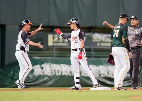 ▲5局下陳傑憲鎖定江承諺的一顆高位速球，打出直擊全壘打牆的三壘安打，同時也是他個人本季第4支三壘安打。這支長打不僅終結個人8支0的低潮，也打回獅隊的全場第1分，把比分追近至1：2。（圖／統一獅提供）