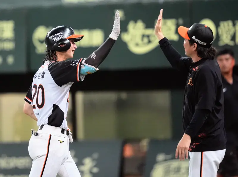 ▲統一獅林佳緯（左）目前暫居聯盟安打王，總教練林岳平（右）指出，林佳緯上週因只想打安打，失去了選球、策略，因此刻意讓他坐1場板凳。（圖／統一獅提供）