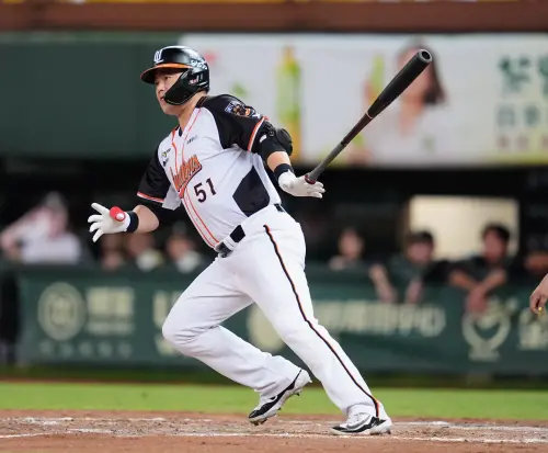 ▲2人出局後，獅隊換上即將退休的胡金龍代打，台鋼則是換上先前效力獅隊的施子謙，胡金龍在2好2壞下敲出安打，成功上演看一場少一場的「金鏞連線」，兩隊因此戰成3：3平手。（圖／統一獅提供）