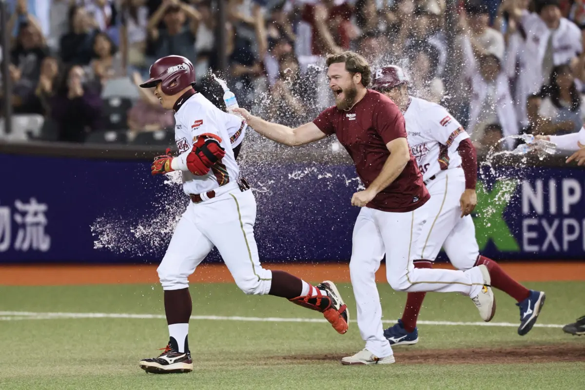 ▲樂天桃猿林泓育從陳冠偉手中敲出再見安打。（圖／樂天桃猿提供）