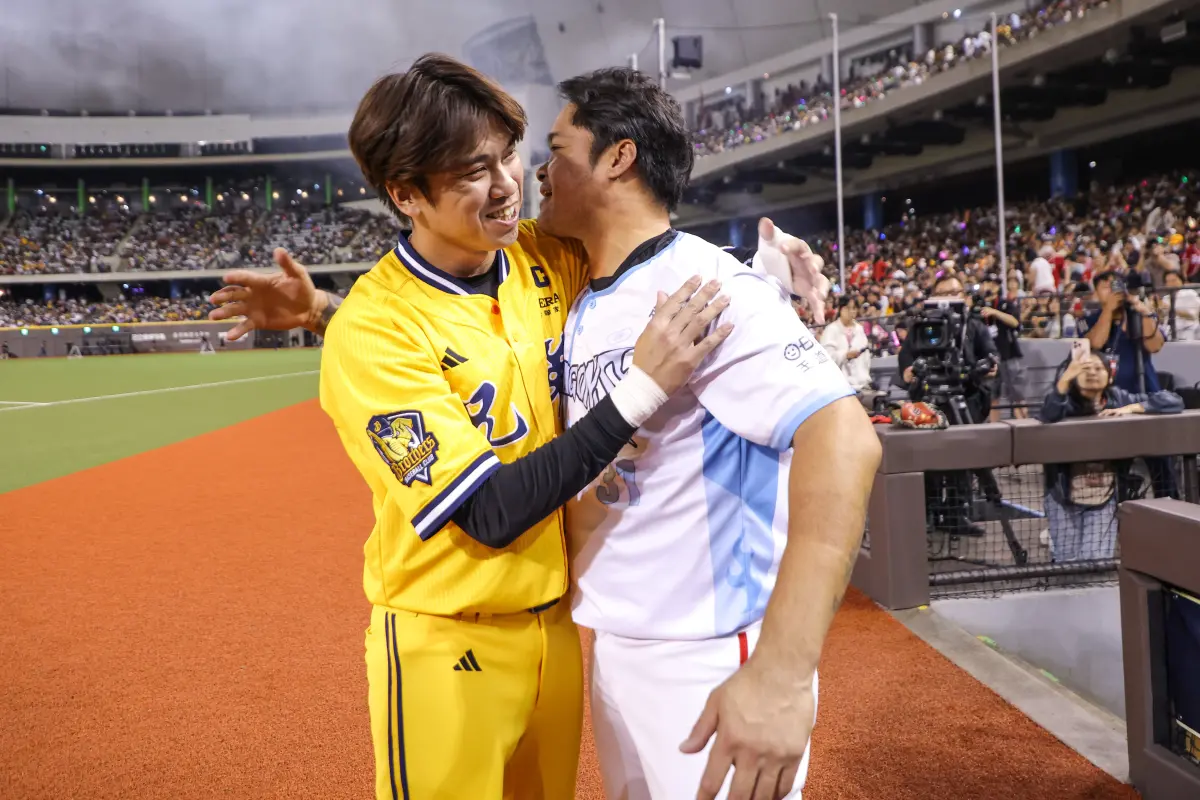 ▲中信兄弟王威晨（左）直言，從學生時期就非常崇拜味全龍（右）的林智勝。（圖／味全龍提供）