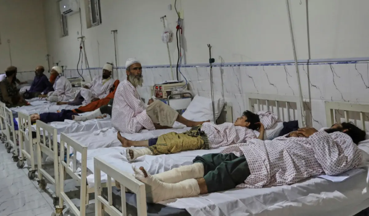 ▲阿富汗強震後，當地醫院湧入大量傷患。（圖／美聯社／達志影像）