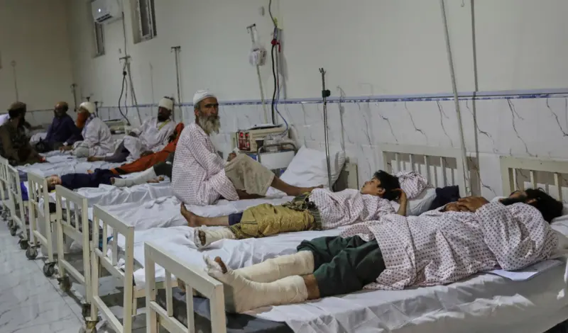 ▲阿富汗強震後，當地醫院湧入大量傷患。（圖／美聯社／達志影像）