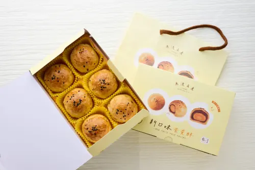 ▲鹿港老店新口味食品行將於台北、新竹推快閃活動，販售知名的蛋黃酥禮盒。（圖／新口味食品行提供）