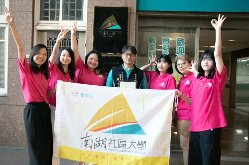 ▲南湖社大校務主任邱一峰(中)帶領社大夥伴用心深耕社區教育，深獲肯定。（圖／南湖社大提供）
