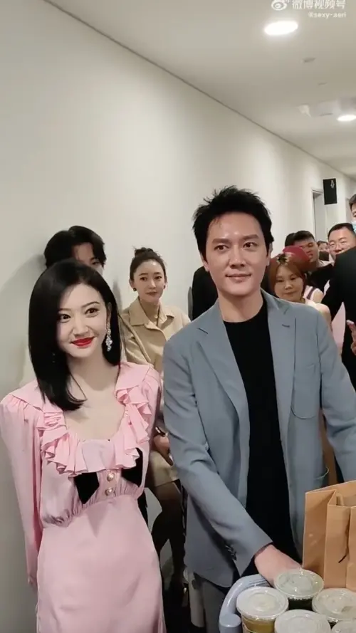 ▲景甜（左）與馮紹峰（右）被爆出婚訊，男女雙方緊急出面闢謠。（圖／翻攝自微博）