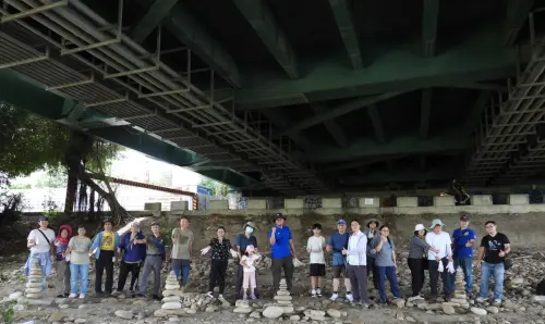 ▲南湖社大推動筏子溪生態環境守護計畫，深入溪畔觀察環境，（圖／南湖社大提供）