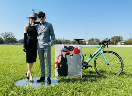 ▲Gemini公仔指令中文版修改背景、新增物品變超簡單，記者實測直接把昆凌跟周杰倫搬到草地上，還有騎乘腳踏車呢！（圖/記者張嘉哲AI製圖）