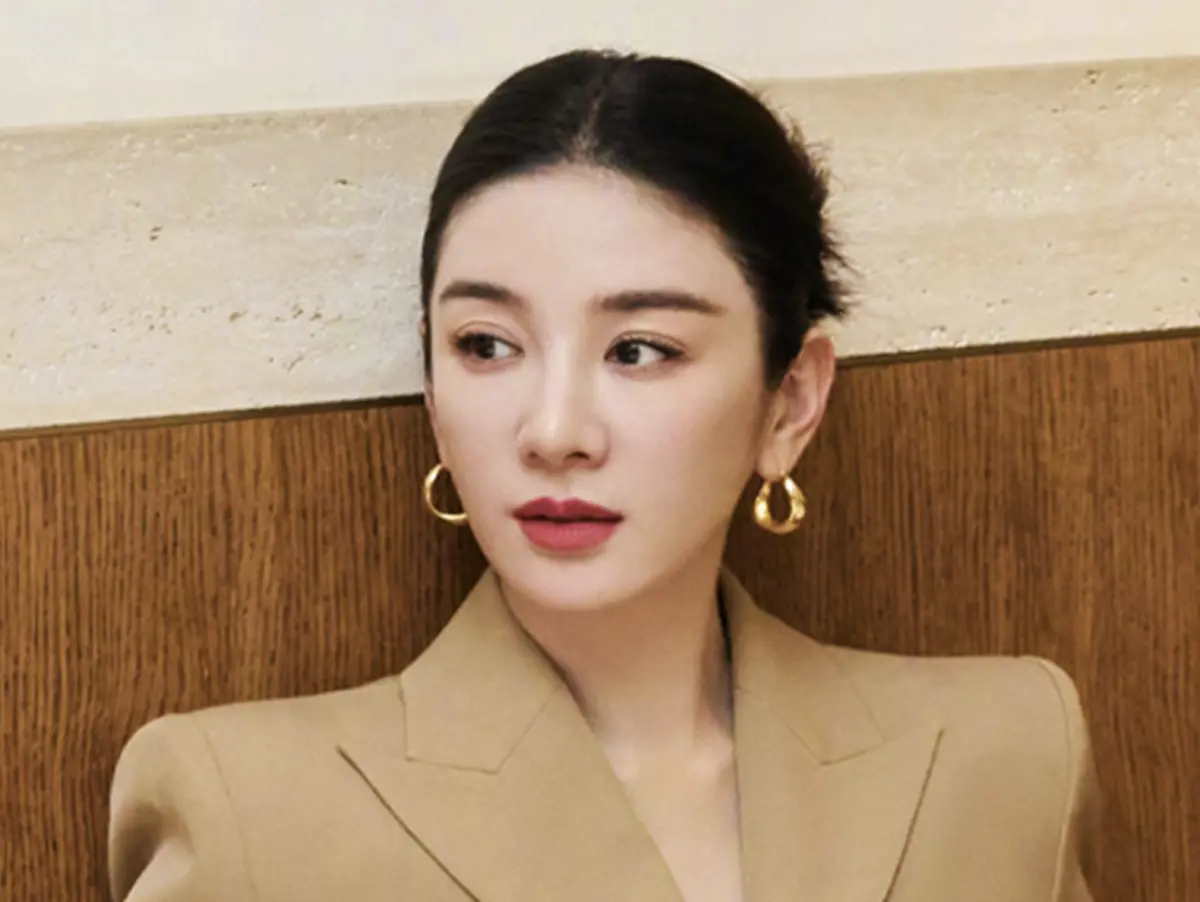 ▲曾在《還珠格格3 天上人間》演小燕子的黃奕（如圖），今年暑假帶女兒赴韓國體驗練習生的生活，卻被網友猛烈攻擊，還拿她前夫黃毅清販毒判刑來抵制，稱「毒販之女」不能出道，她氣得在直播反嗆，網友連帶也攻擊她，還讓她代言因而受影響被撤換，損失慘重。（圖／摘自黃奕微博）