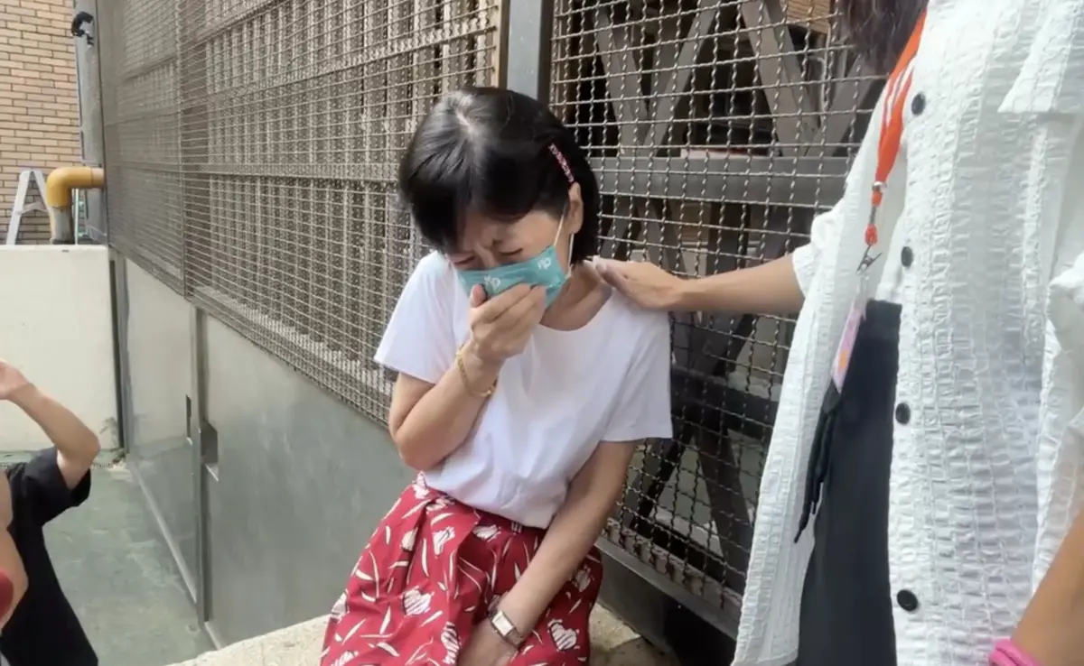 ▲妻子陳佩琪一早便守在北院外，見到丈夫柯文哲現身後，立刻掩面哭泣，落下斗大淚珠。（圖／翻攝畫面）