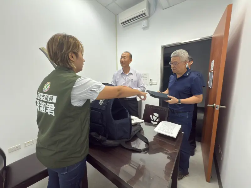 ▲新北市議員黃淑君接獲爆料霹靂小組裝備老舊，還需自行添購安全係數較高的裝備，批評議會從未刪過一比警察局設備預算。（圖／黃淑君辦公室提供）