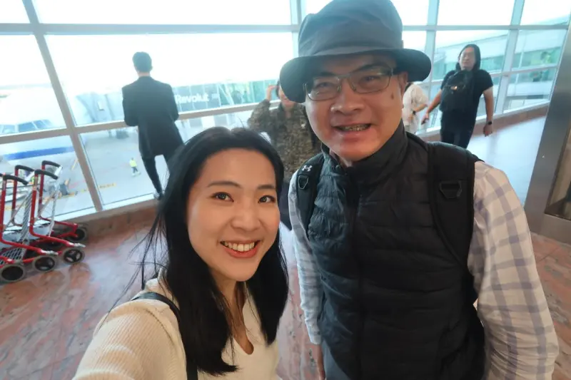 ▲徐巧芯在下機時遇到親綠媒體人鄭弘儀,兩人大展風度合影留念。(圖/翻攝自徐巧芯Threads)