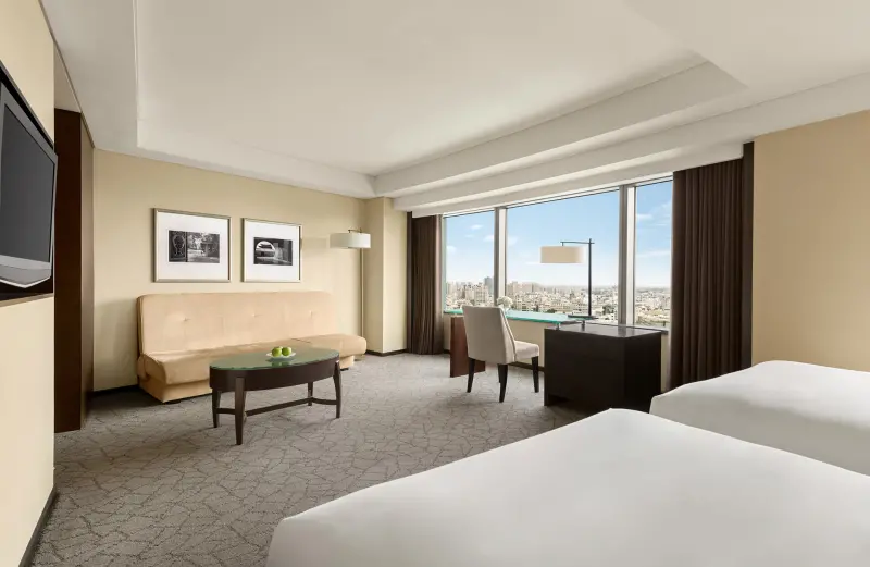 ▲台南遠東香格里推新住房專案「一宿靜好・百年滋味」，房客另加1元將可保證入住高樓層房間，且升級至行政樓層的「豪華閣貴賓廊禮遇」。（圖／台南遠東提供）