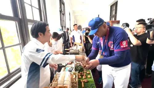 影／彩蛋！賴清德接見威廉波特冠軍隊　宣布發行東園國小紀念郵票
