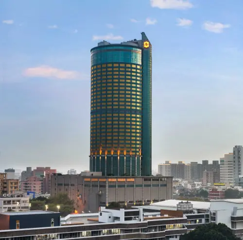 ▲台南遠東香格里飯店為當地至高地標，入住全新秋季住房專案「一宿靜好・百年滋味」客房安排高樓層的「特選尊榮客房」可享有絕佳俯瞰古都日夜美景的視角。（圖／台南遠東香格里拉提供）