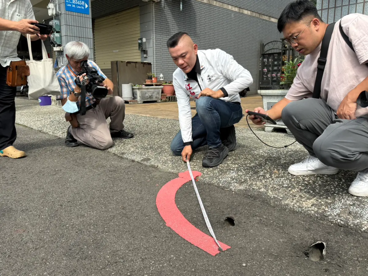 ▲台中市議員江和樹與區公所人員勘查「史上最短紅線」，區公所表示找不到繪製紀錄將先塗銷。（圖／台中市議員江和樹提供，2025.09.04）