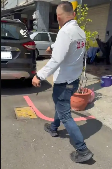 ▲台中市大里區立仁路的「史上最短紅線」僅約一公尺長，車輛即使沒壓線也會被開單告發。（圖／台中市議員江和樹提供，2025.09.04）