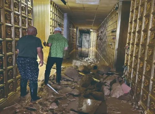 ▲福座開發與展雲公司簽有15年經營代管契約，去年10月蓬萊陵園因強降雨造成土石流沖破擋土牆，致塔內受損、聯外道路中斷，福座開發全力救災。（圖／國寶集團官網）