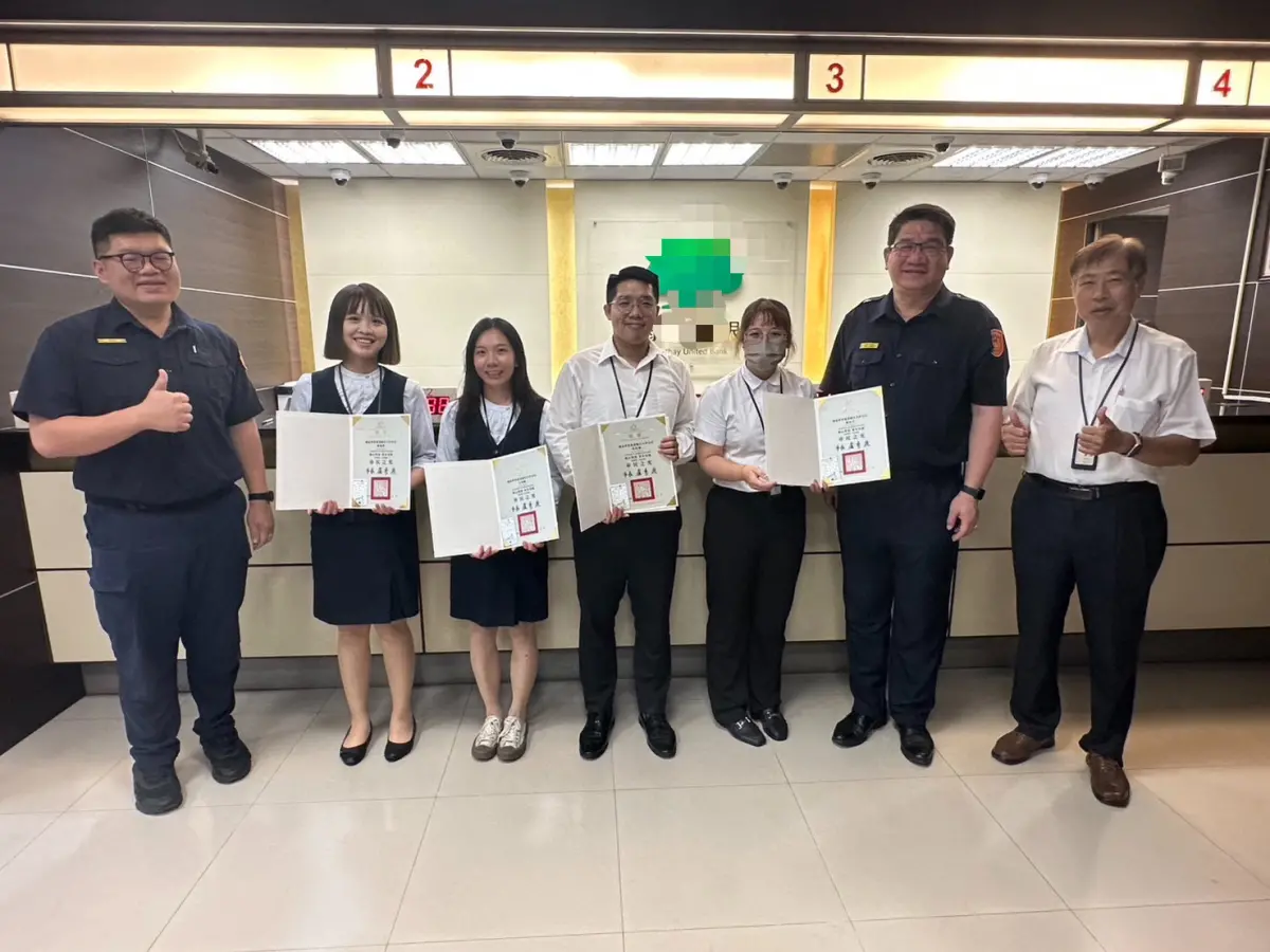 ▲大甲分局長蔡期望走訪金融郵局感謝並表揚阻詐有功行員（圖/記者鄧力軍翻攝）