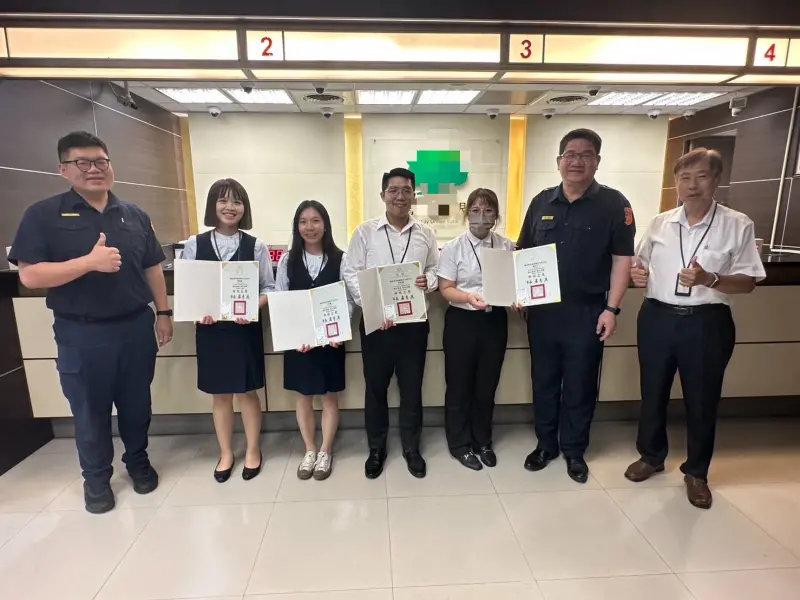 ▲大甲分局長蔡期望走訪金融郵局感謝並表揚阻詐有功行員（圖/記者鄧力軍翻攝）