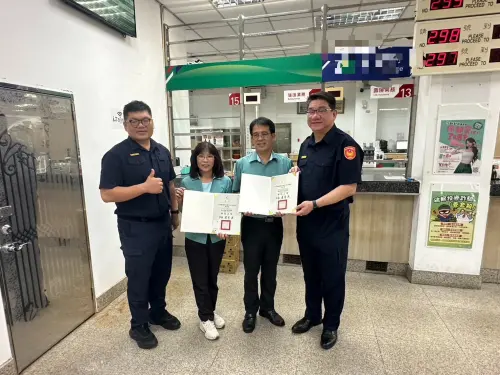 ▲大甲分局長蔡期望走訪金融郵局　感謝並表揚阻詐有功行員（圖/記者鄧力軍翻攝）