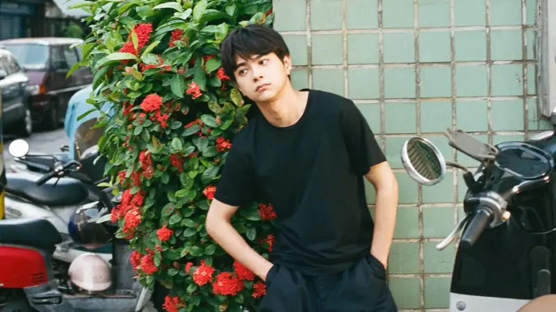 ▲日本男星佐藤勝利近日在台中被拍到蹲在路邊、穿夾腳拖的「台客蹲」照，引發網友熱議，除了逛夜市吃豆花，他也透露此行是為拍攝個人攝影集，粉絲大讚他親民又接地氣，直呼：「超台！」（圖／翻攝自佐藤勝利IG@shori_sato_official）