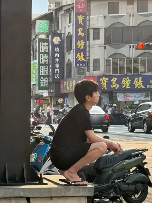 ▲佐藤勝利近在台中拍攝寫真集，身穿夾腳拖化身台客蹲小哥。（圖／翻攝自佐藤勝利IG@shori_sato_official）