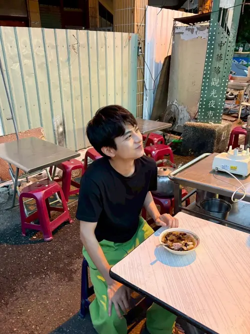 ▲佐藤勝利吃路邊攤，體驗台灣文化。（圖／翻攝自佐藤勝利IG@shori_sato_official）