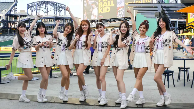 ▲樂天女孩前進大聯盟海盜隊主場，大谷翔平雖取消先發仍現身PNC PARK擔任打擊掀全場矚目，樂天女孩圓夢近距離見偶像，嘎琳（右1）更激動連拍百張照片，直呼：「超滿足！」（圖／樂天桃猿提供）