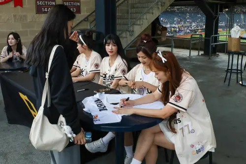 ▲樂天女孩受邀前往海盜隊主場PNC PARK舉辦簽名會。（圖／樂天桃猿提供）