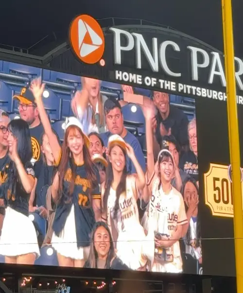 ▲樂天女孩意外登上大聯盟球場大螢幕。（圖／樂天桃猿提供）