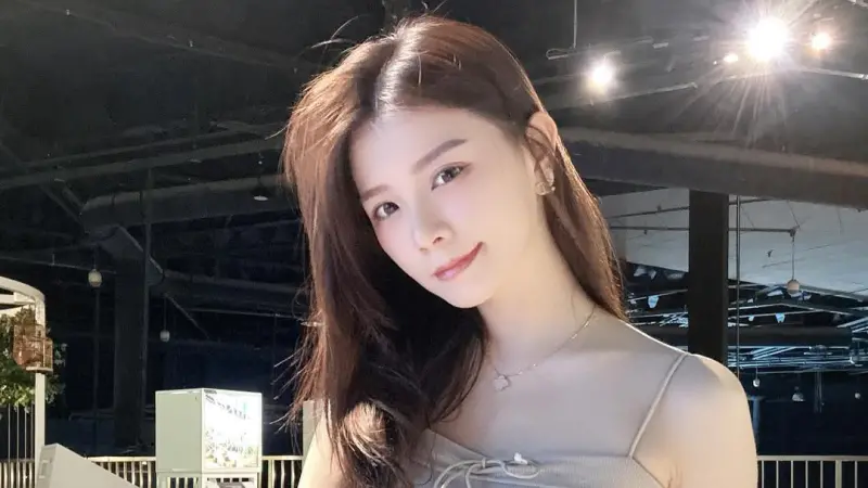 ▲網紅雨澄（青青）在經歷爭議、賣掉79萬粉帳號後，9月4日深夜宣布退出直播，她坦言長期被流量與期待壓垮，甚至憂鬱症復發，如今將轉向補運與卡牌領域，盼迎來新篇章。（圖／翻攝自雨澄IG@c.0214）