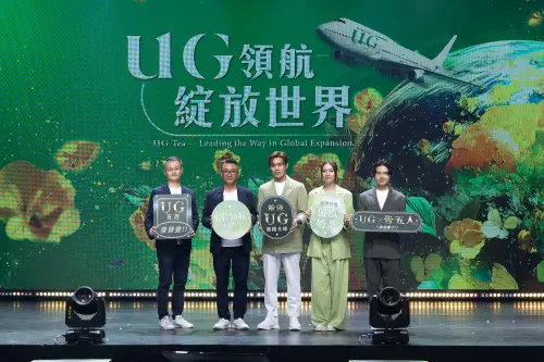▲左起：總經理劉經綸、聯發國際董事長鄭凱隆、與告五人。鄭凱隆宣布UG加速全球500店布局目標。（圖／UG提供）