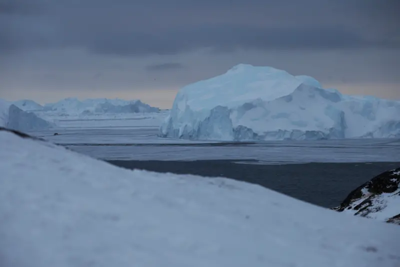    ▲隨著水溫升高和南半球春季的到來，A23a很可能在數週內就會崩解至難以追蹤的程度。冰山示意圖。（圖／美聯社／達志影像）  