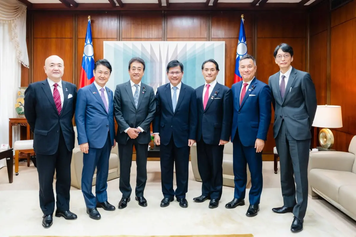 ▲日本自民黨眾議員星野剛士、岩田和親、山下貴司及鈴木英敬，昨下午專程前往外交部會晤部長林佳龍。（圖／林佳龍臉書）