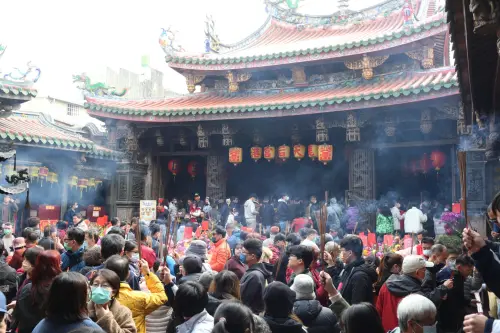 ▲鹿港天后宮集結信眾香油錢及各界善心人士善款，捐助盼協助風災重建。（圖／鹿港天后宮提供）